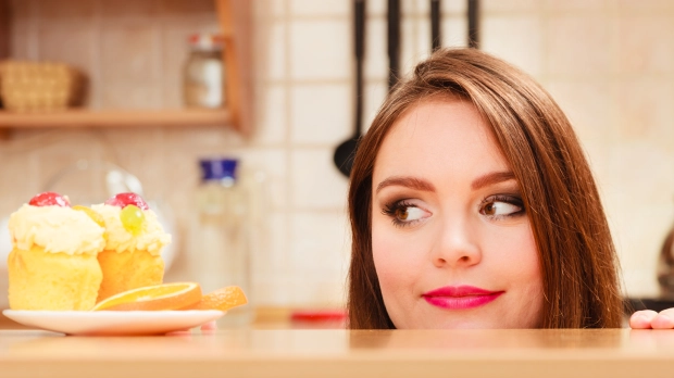 femme qui regarde un gateau